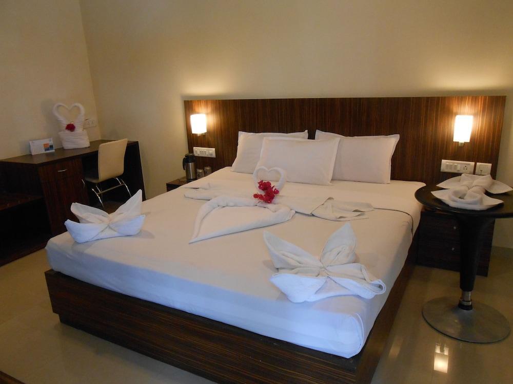 Jade Beach Resort Tirupporur Extérieur photo
