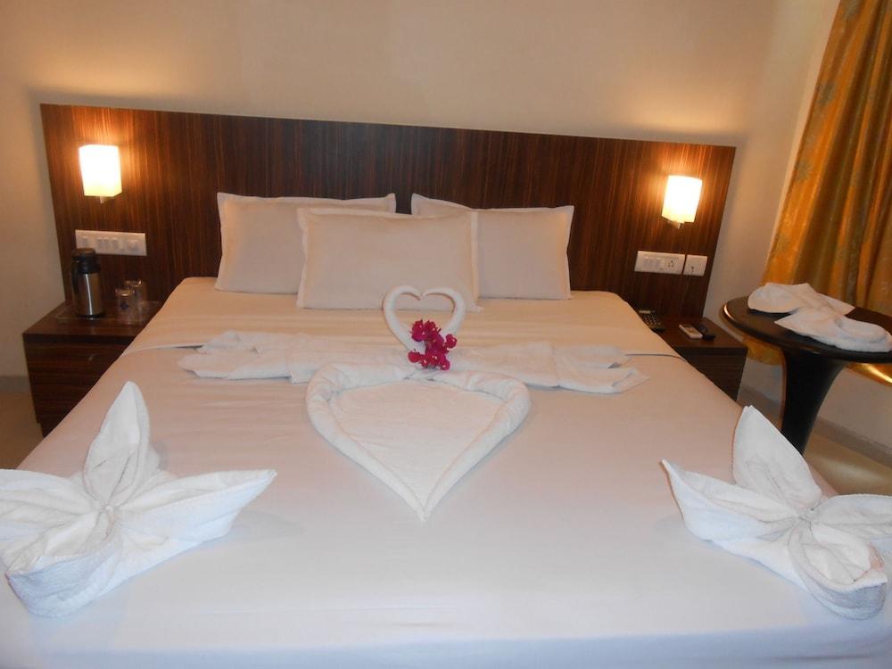 Jade Beach Resort Tirupporur Extérieur photo